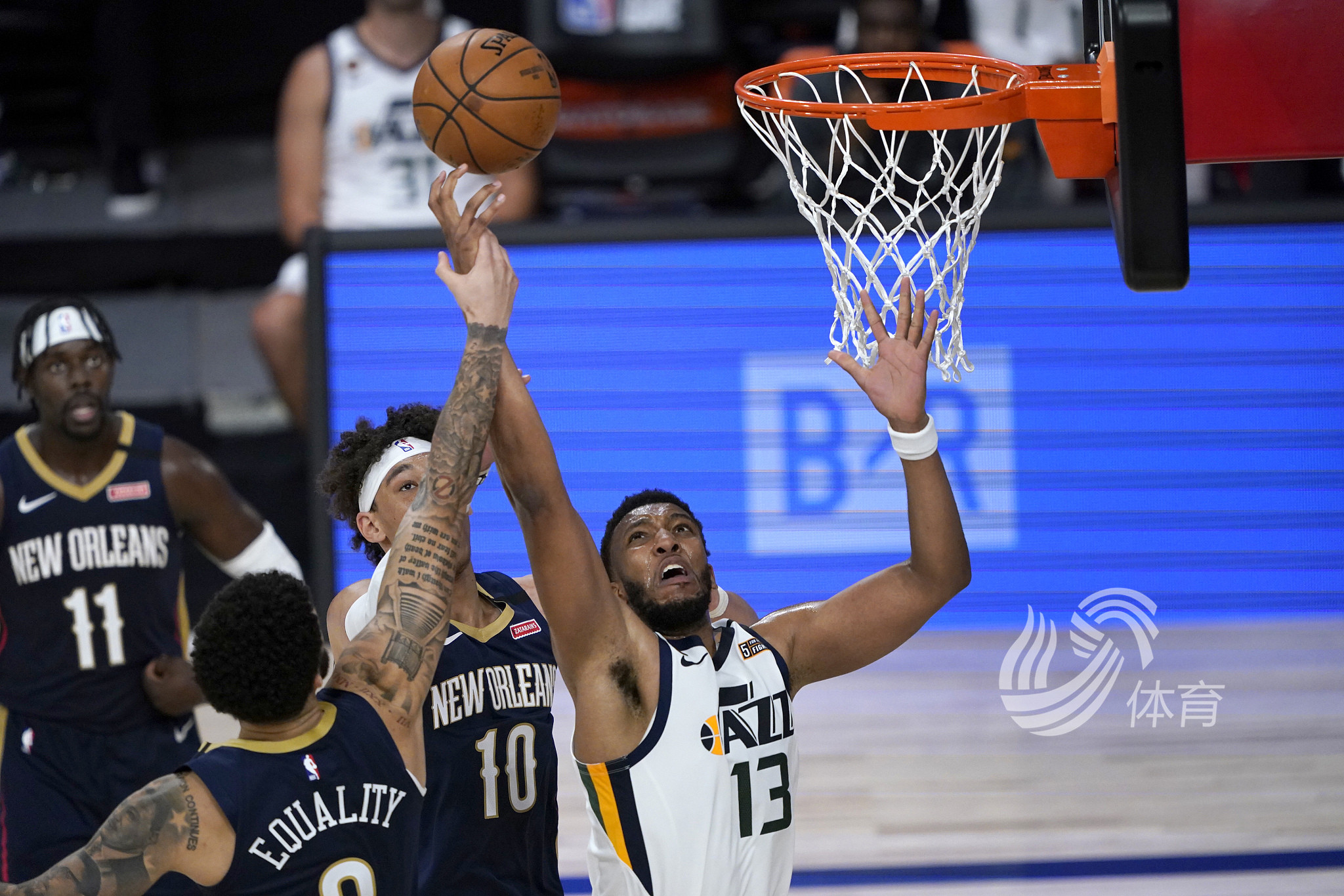 有助于他在 有助于他在